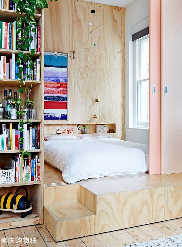 別怕，這類顏色的木板鋪滿墻一點(diǎn)也不壓抑、老土