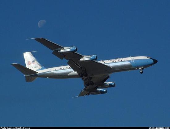 在波音747之前，美國(guó)總統(tǒng)專(zhuān)機(jī)是波音707，圖為里根的波音707-353B型“空軍一號(hào)”專(zhuān)機(jī)
