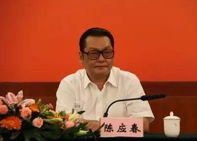 ｜點(diǎn)評(píng)｜ 有媒體梳理出，去年10月在家墜亡的國(guó)信證券原總裁陳鴻橋，其任職經(jīng)歷與陳應(yīng)春多有交集。2011年，因受賄罪獲刑7年的深圳市金融辦原主任李林，其任職期間的直接上司正是陳應(yīng)春。但目前并無(wú)消息顯示，這些事件存在直接關(guān)聯(lián)。