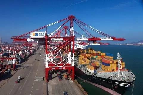 ｜點(diǎn)評(píng)｜ 所謂分銷中心或虛擬礦山，就是先把大量鐵礦石成批運(yùn)至中國(guó)港口堆存再進(jìn)行“零賣”，這樣既可提高供貨效率，也有利于與其他競(jìng)爭(zhēng)對(duì)手競(jìng)爭(zhēng)。國(guó)內(nèi)鋼鐵協(xié)會(huì)則擔(dān)心，此舉將影響市場(chǎng)價(jià)格，不利于其進(jìn)行價(jià)格談判。所以，這一計(jì)劃雖然很早就被提出來(lái)，但一直沒有能夠?qū)崿F(xiàn)。