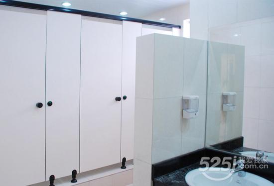 漲姿勢！為什么洗手間隔間下方要留縫隙？